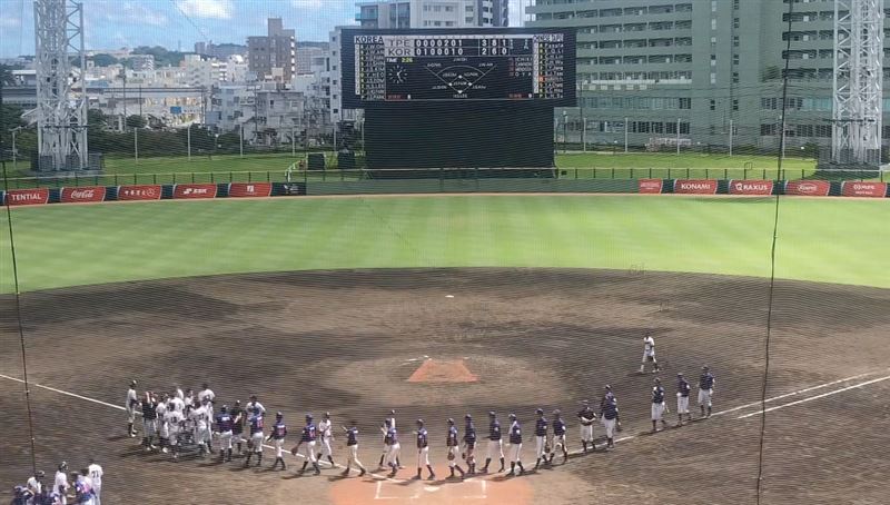 U18世界盃台灣隊奪銅牌，賽後台灣列隊要擊掌，韓國隊部分球員拒絕握手。（圖／翻攝自小紅書）