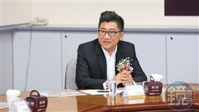 王明正在不動產代銷業界十分活耀，頗具聲望。