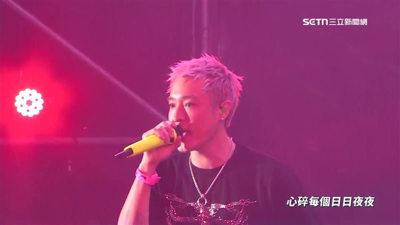 搖滾歌手周湯豪壓軸登場