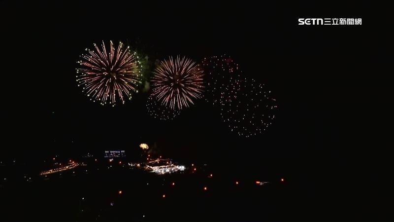 在數萬名歌迷的見證下,最後還有萬發煙火齊放,點亮台東夜空
