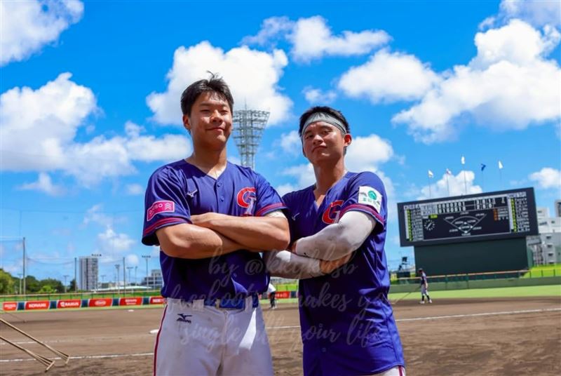台灣U18奪銅牌，張育豪（左）、江庭毅（右）曬合照。（圖／翻攝自江庭毅、張育豪Threads）