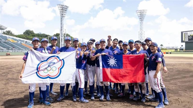 台灣U18奪銅牌，江庭毅、張育豪PO出與台灣隊的隊友們舉國旗的照片。（圖／翻攝自江庭毅、張育豪Threads）