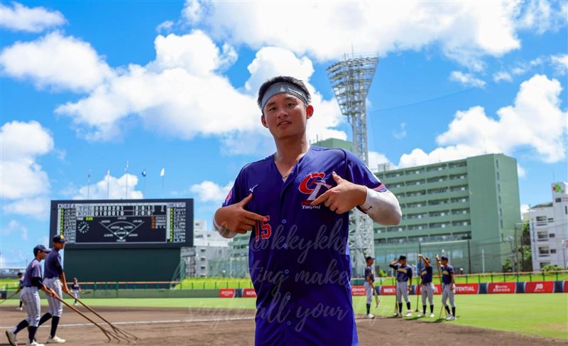 江庭毅表示「很慶幸我出生在這個國家」，並比出「Team Taiwan」的手勢。（圖／翻攝自江庭毅Threads）