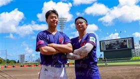 台灣U18奪銅牌，江庭毅、張育豪曬合照，並PO出與台灣隊的隊友們舉國旗的照片。（圖／翻攝自江庭毅、張育豪Threads）