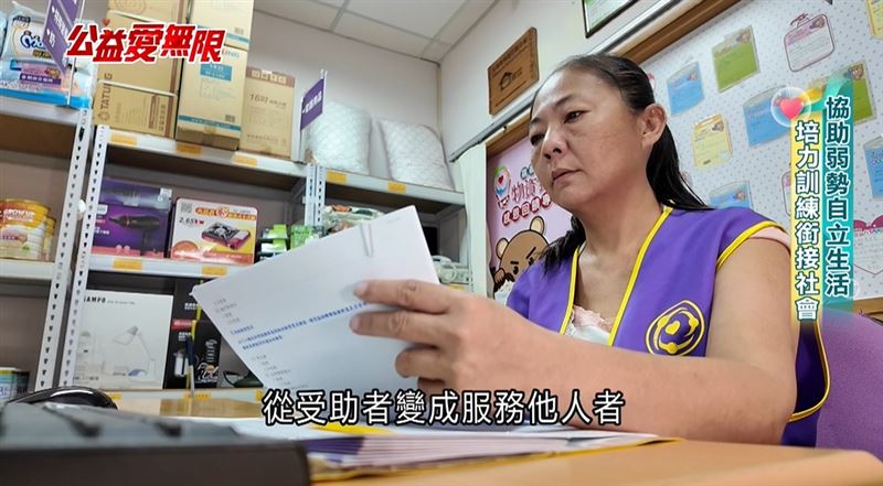阿巧在工作人員鼓勵下，應聘倉儲管理員
