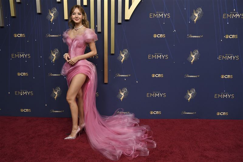 BLACKPINK成員的LISA踏上艾美獎紅毯。(圖/美聯社/達志影像)