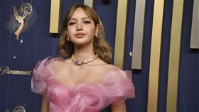 BLACKPINK成員的LISA踏上艾美獎紅毯。（圖／美聯社／達志影像）