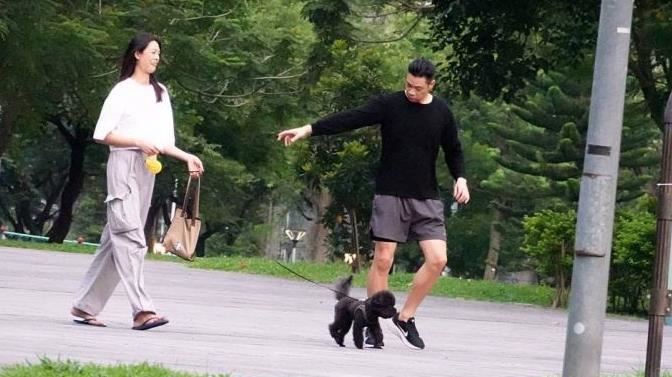 林嘉綺與老公遛狗　甜笑互動如新婚般甜蜜