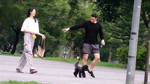 林嘉綺與老公遛狗　甜笑互動如新婚般甜蜜