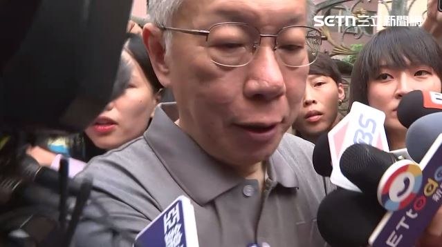 10點重開羈押庭,柯文哲出門被問「有信心嗎」不發一語。(圖/翻攝畫面)