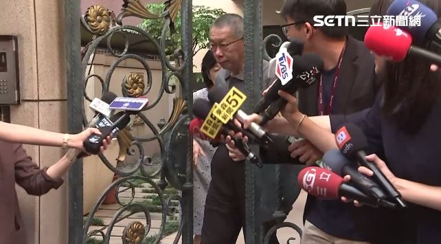 10點重開羈押庭,柯文哲出門,陳佩琪緊跟在後。(圖/翻攝畫面)