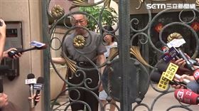 10點重開羈押庭，柯文哲出門，陳佩琪緊跟在後。（圖／翻攝畫面）