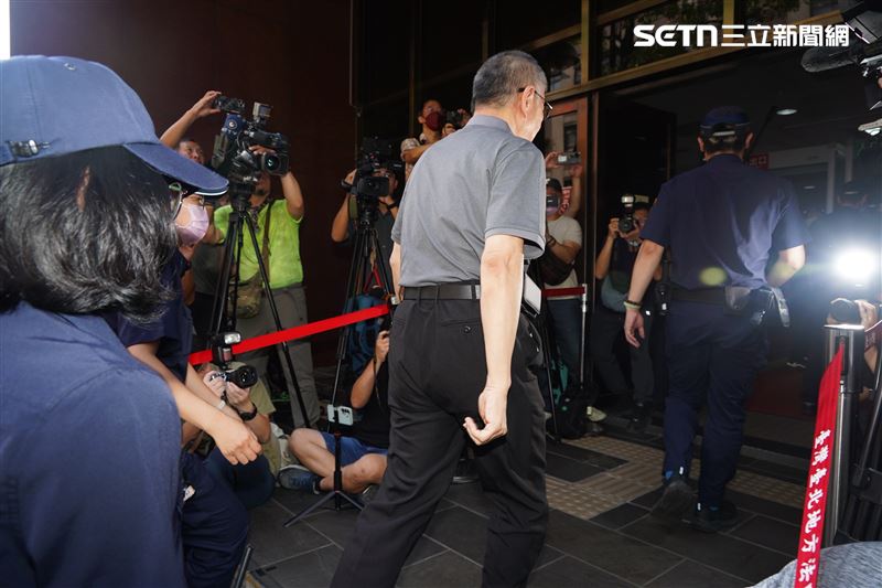 交保遭撤銷發回!柯文哲面色凝重走出家門 柯文哲因涉入京華城案,本裁定以7000萬元交保,但高等法院日前撤銷並發回更裁。(圖/翻攝畫面)