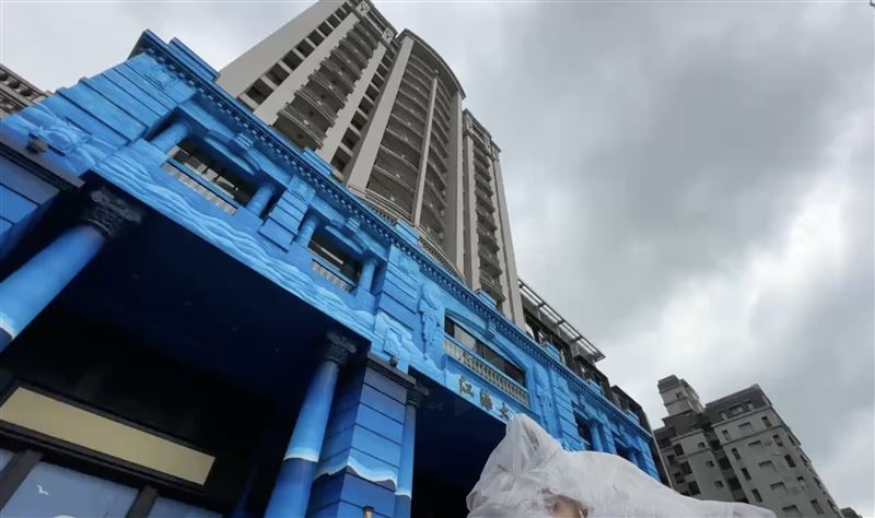 竹北知名地標「江海大樓」近日變身，引發網路話題。（圖／記者羅欣怡攝影）