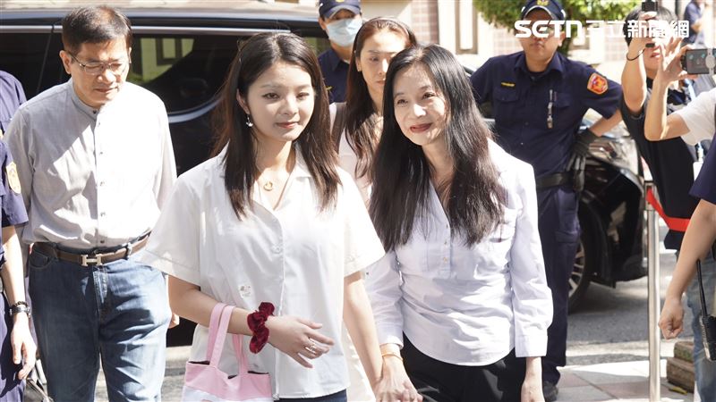 應曉薇跟女兒同穿白襯衫，牽著手、互貼臉頰並在愛女陪同下前往法院。（圖／記者趙于瑩攝影）
