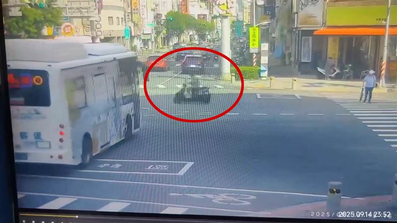 夏姓老翁闖紅燈瞬間都被監視器拍下。（圖／翻攝畫面）