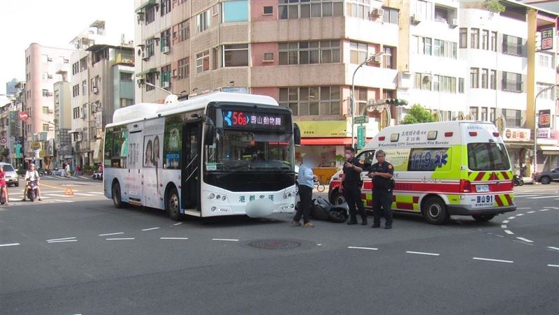 夏姓老翁騎機車闖紅燈、不禮讓行人，最後遭公車擦撞倒地。（圖／翻攝畫面）