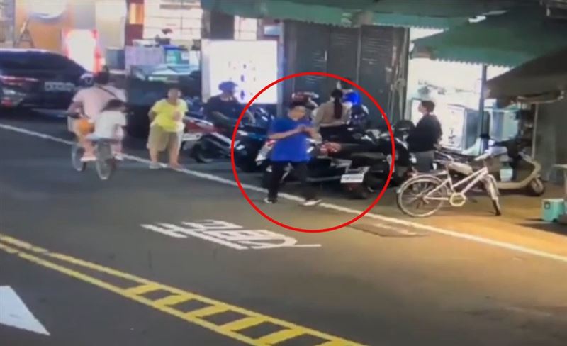 藍衣男子到素食餐廳用餐後，假裝要到機車上拿錢，卻沒付錢一走了之。(圖 ／翻攝畫面)