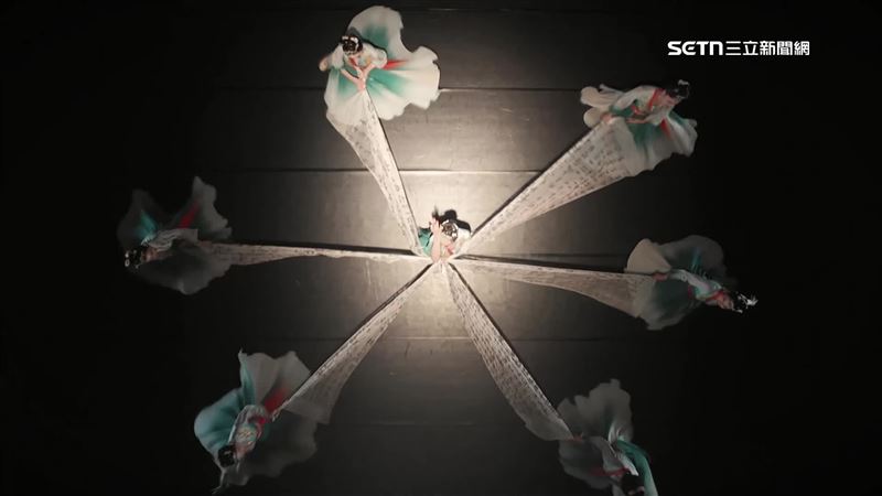 這次將古代民間信仰搬上舞台，也集結百位專業與跨界舞者攜手合作