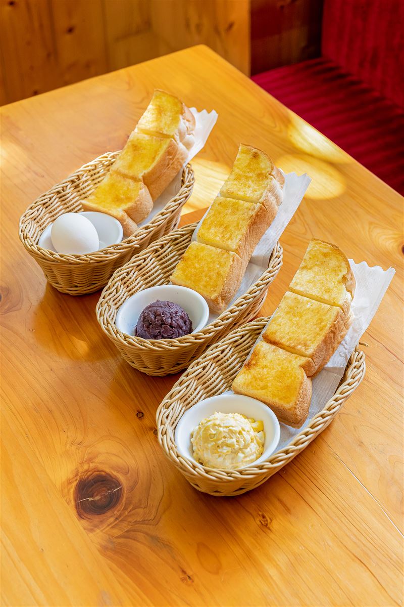 客美多咖啡早餐段咖啡就送吐司搭配抹三一。(／客美多咖啡提供）