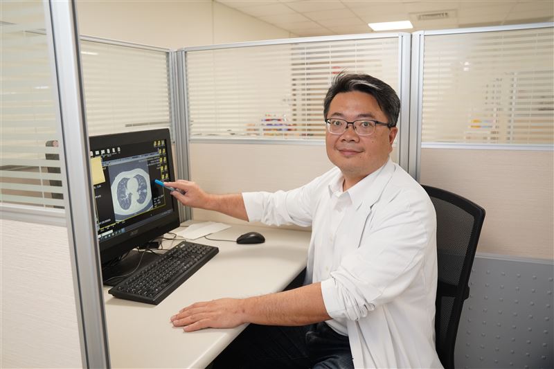 中國醫藥大學新竹附設醫院胸腔外科醫師謝義山,使用達文西手術拆除惡性腫瘤。(圖/中醫大新竹附醫提供)