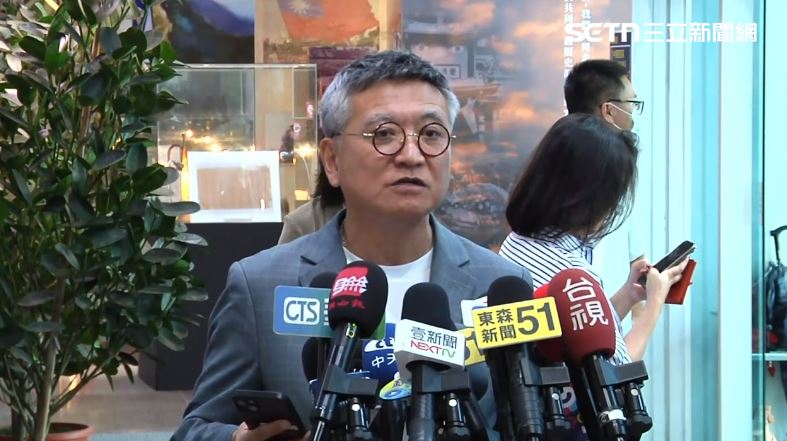 何啟聖幫張亞中領表，受訪時透露張亞中預計18日登記，確切時間訂定之後會再向各位報告。（圖／翻攝畫面）