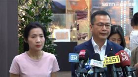 徐巧芯陪同羅智強領表。（圖／翻攝畫面）