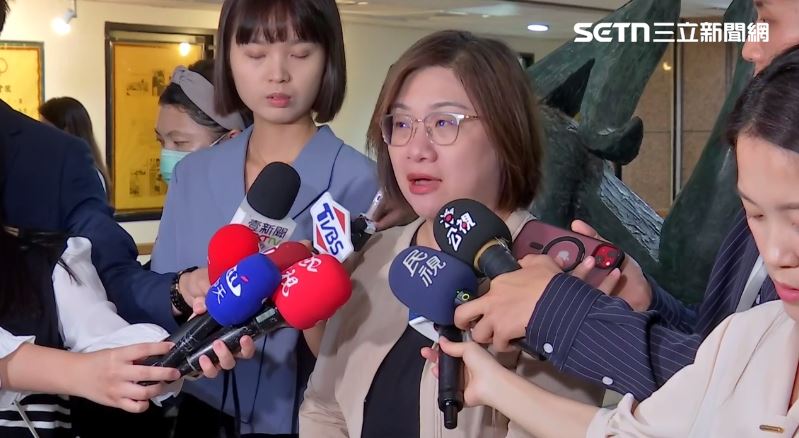 陳培瑜接受媒體聯訪，回應黃國昌被警方傳喚一事。（圖／翻攝畫面）