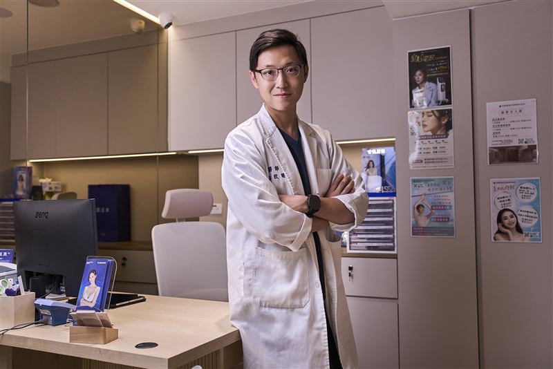 柯文哲「黑髮增多」看起來清爽年輕。整型外科名醫潘致皓：睡眠、飲食、舒壓是３大回春關鍵。（圖／潘致浩醫師提供）
