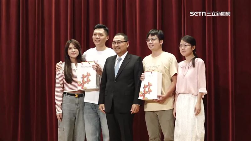 侯友宜從102對新人中抽出6對幸運兒，送出加碼好禮