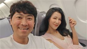 侯昌明發文曬出與曾雅蘭在飛機上的合照。（圖／翻攝自臉書）