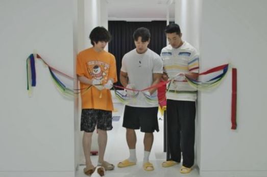 Super Junior成員金希澈（左）因成功甩掉5公斤登上話題，他特地邀請健身好兄弟金鍾國（中）與金東炫（右）參觀自己打造的家庭健身房。（圖／翻攝自SBS《我家的熊孩子》）