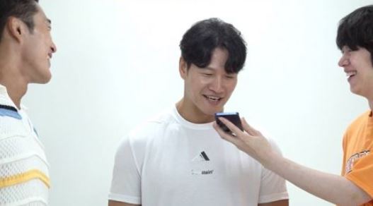 更逗趣的橋段出現在「嫁妝話題」！金鐘旼笑說：「哥結婚時，我要送兩倍價值的嫁妝！」，工作人員現場打電話給金鐘旼，直接開啟「即興嫁妝遊戲」，笑翻所有人。（圖／翻攝自SBS《我家的熊孩子》）