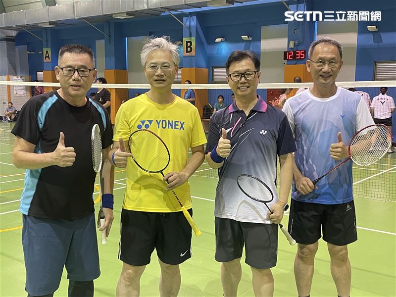 現場賽況激烈，鴻海科技集團B事業群姜志雄總經理左一）、臺中榮總傅雲慶院長（左二）、彰基醫療長劉森永醫師（右二）陽明交大林妙聰教授（右一）等人同場競技，以球會友。(圖/翻攝畫面)