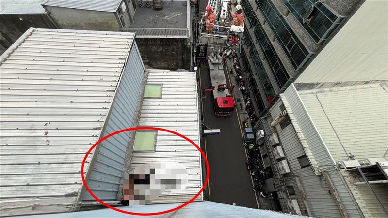 沒樓梯!移工「上空」坐屋頂 離奇原因曝