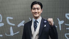  崔始源「鬚髮合一」新造型逗笑眾人。（圖／friDay影音提供）