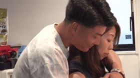 年齡相差高達21歲的新婚伴侶，女方竟是男方小學時，同班同學的母親。（圖／翻攝自X） 