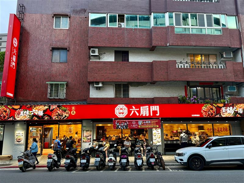 六扇門北投懷德店今年5月開幕，和中山農安店皆創下亮眼表現，用餐時段須等候半小時以上。(圖／六扇門提供）