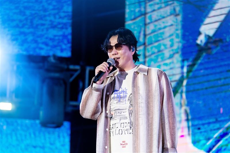 蕭煌奇大秀RAP，在舞台上又唱又跳，還狂開地獄哏。（圖／台東縣政府提供）