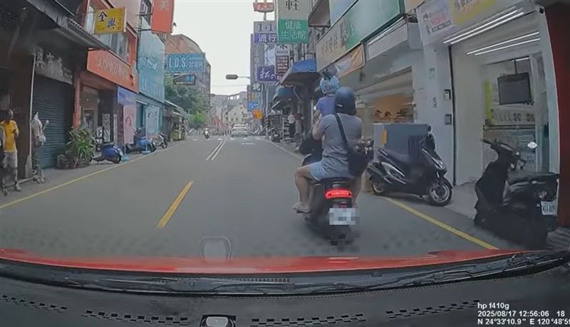 父母帶2幼童共乘機車「4貼」，已明顯違法，警方將依規開罰。(圖／翻攝自WoWtchout - 地圖型行車影像分享平台 YT)