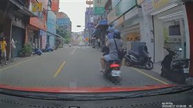 苗栗離譜父母，機車超載「4貼」，1幼童站座墊上，最多僅罰600元(圖／翻攝自WoWtchout - 地圖型行車影像分享平台 YT)