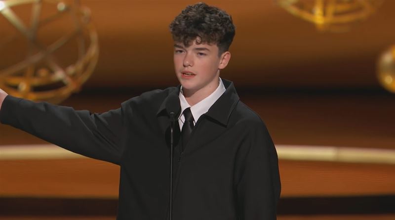 15歲的英國童星歐文庫柏,拿下「迷你影集最佳男配角」。(圖/翻攝自Television Academy)