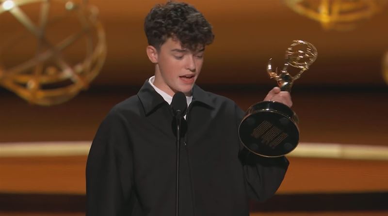 15歲的英國童星歐文庫柏,拿下「迷你影集最佳男配角」。(圖/翻攝自Television Academy)