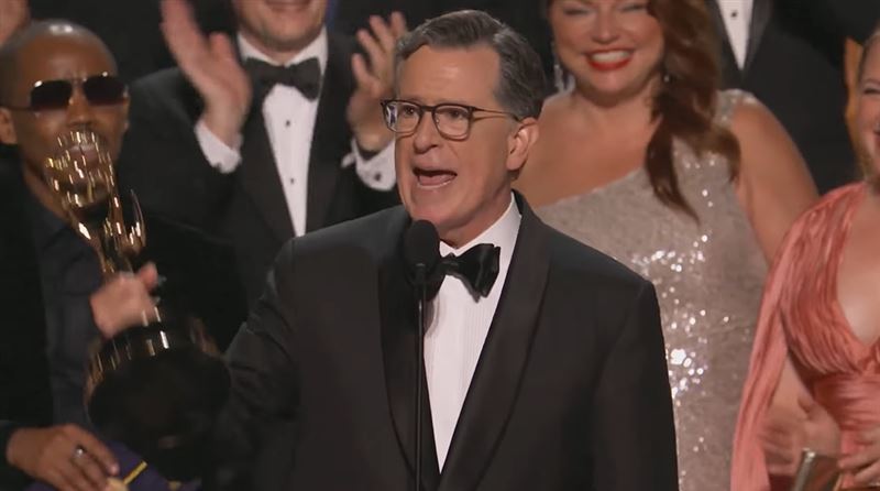 史蒂芬.科貝爾(Stephen Colbert)的節目《The Late Show with Stephen Colbert》勇奪最佳脫口秀。(圖/翻攝自Television Academy)