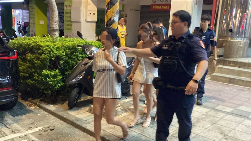 非法打工的外籍女帶回警局。（圖／翻攝畫面）