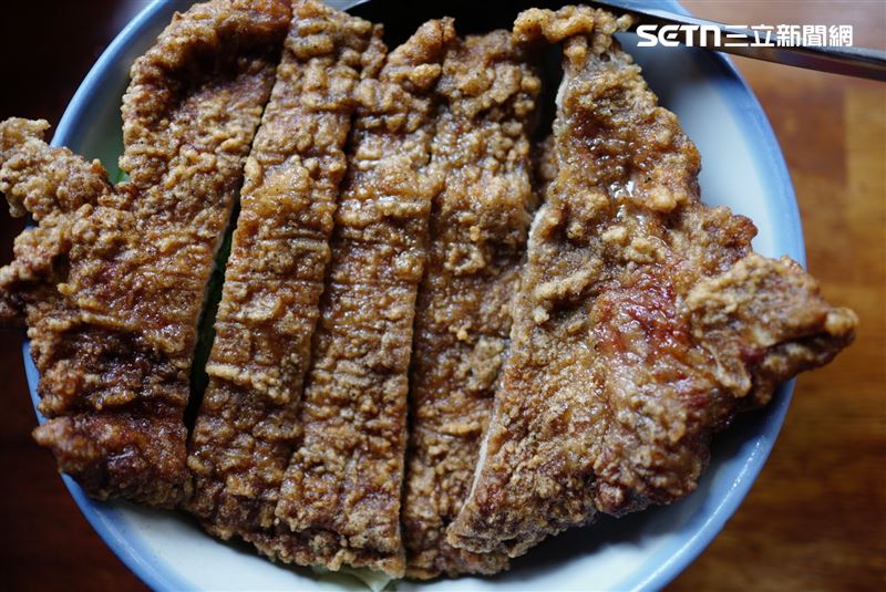 厚道飲食店的排骨飯。（圖／記者李鴻典攝影）