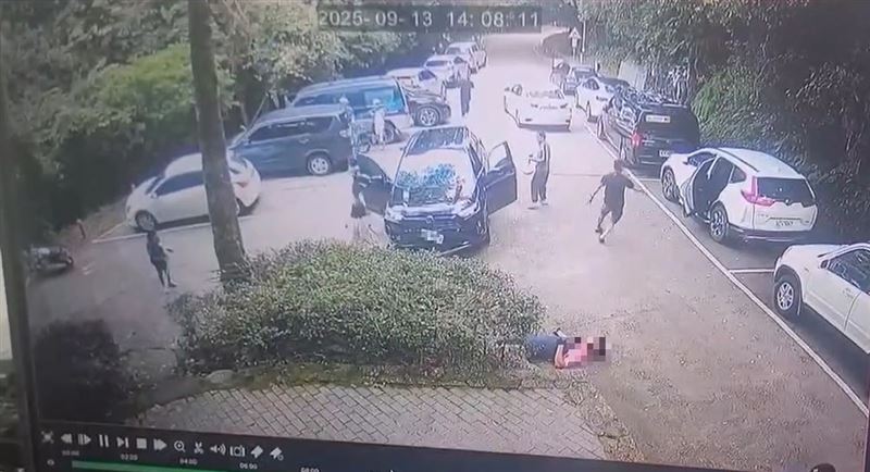 單車騎士傷勢嚴重，送醫搶救仍回天乏術。(圖／翻攝畫面)