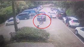 雪見遊憩區林道死亡車禍，單車騎士停路旁休息，遭休旅車暴衝追撞，倒地，送醫不治(圖／翻攝畫面)