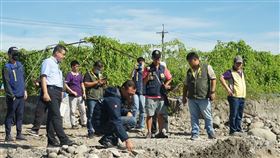 張家興副秘書長率隊查勘美濃盜採熱區，源頭監管查緝防堵不法行為。（圖／高市府提供）