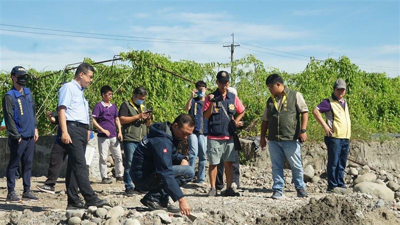 高雄市府率隊查勘美濃盜採區，源頭監管查緝防堵不法行為。（圖／高市府提供）